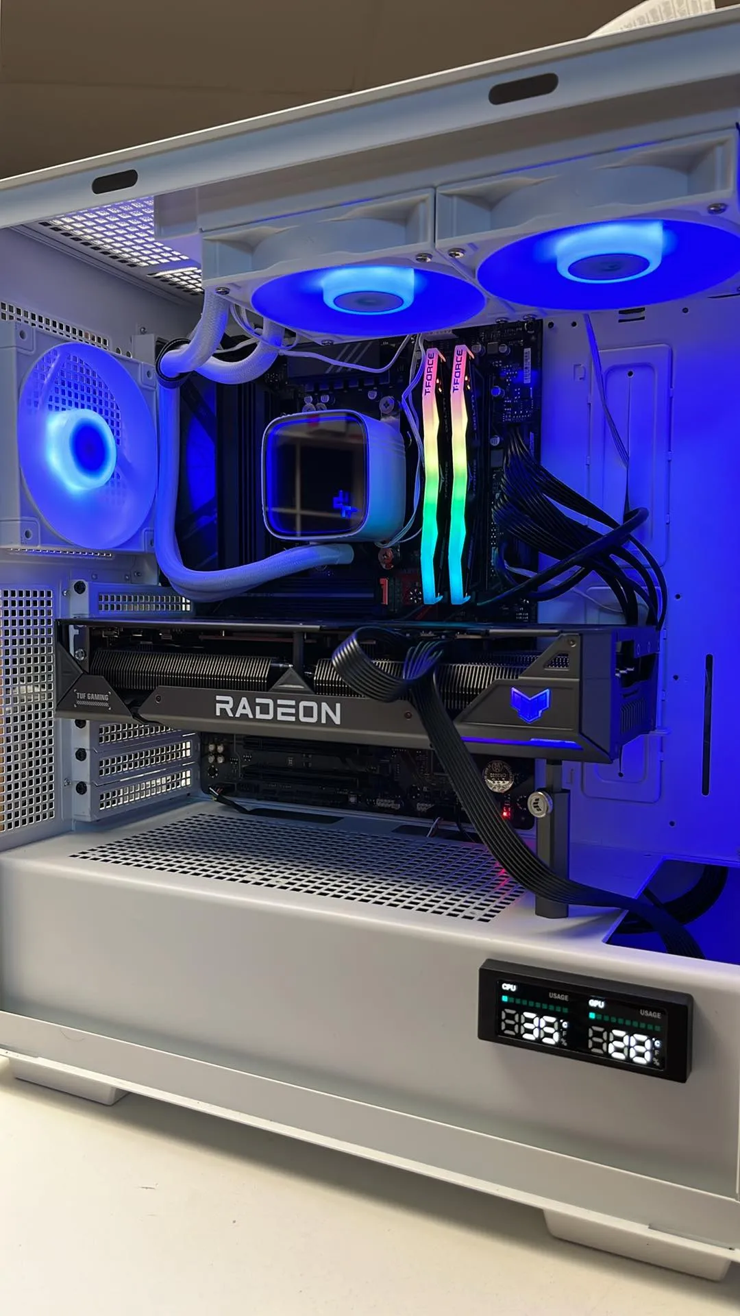[NEUF] PC GAMING RX 7800 XT Ryzen 7 7800 X3D 32GB DDR5 SSD 2TB